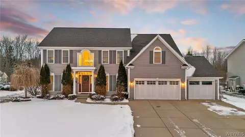 32 Falconcrest Ln, Orchard Park, NY 14127