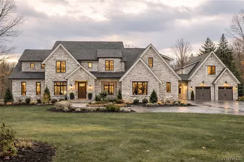 8628 Woodside Dr, Clarence, NY 14031