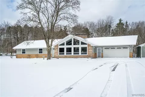 5242 Mckinley Pkwy, Hamburg, NY 14075