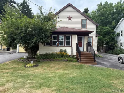 5252 Genesee St, Bowmansville, NY 14026