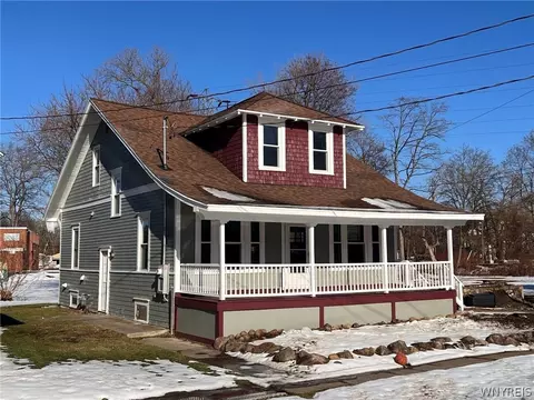 8 Rix Pl, Hanover, NY 14136