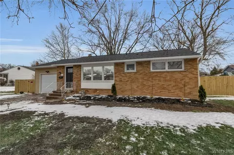 21 Eisenhower Dr, Lockport, NY 14094