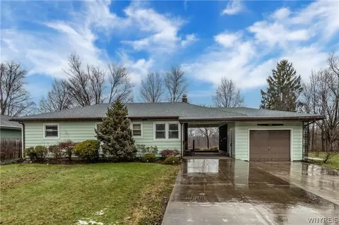 7529 Valley Circle Ln, Hamburg, NY 14075