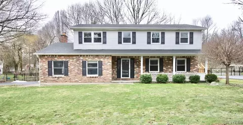 17 Wellington Ln, Orchard Park, NY 14127