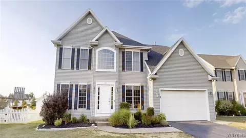10 Muirfield Ln, Lancaster, NY 14086