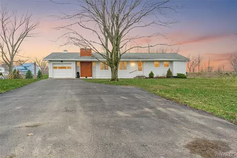 9 Hammond Pkwy, Royalton, NY 14105