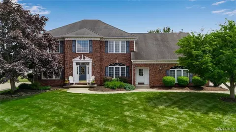 8145 Oak Leaf Ln, Buffalo, NY 14221