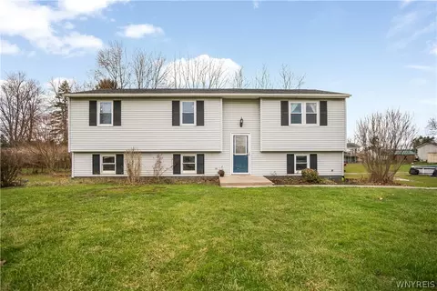 4806 Cottage Ct, Royalton, NY 14094