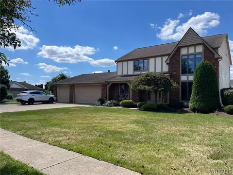 36 Shadyside Ln, Lancaster, NY 14086