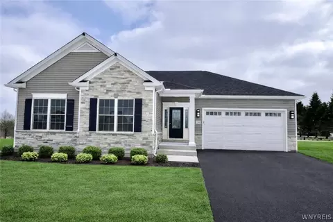 7290 Woodhaven Dr, Lockport, NY 14094