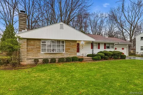 4656 Apple Dr, Lewiston, NY 14092