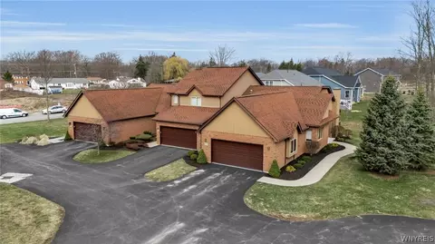 809 Carriage Ln, Lewiston, NY 14092