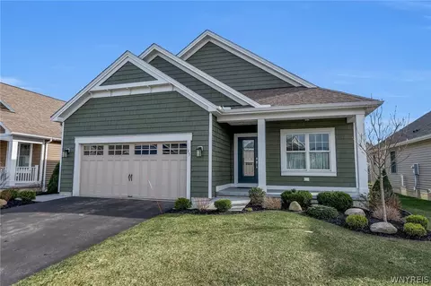 35 Raine Dr, Amherst, NY 14221
