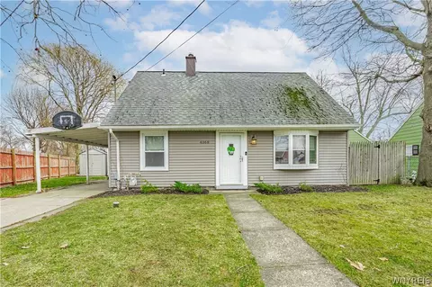 4368 Crescent Dr, Niagara Falls, NY 14305
