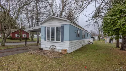 18 Quarry Hl, Newstead, NY 14001