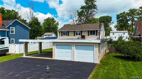 9326 Rivershore Dr, Niagara Falls, NY 14304