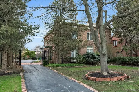 75 Nottingham Ter, Buffalo, NY 14216