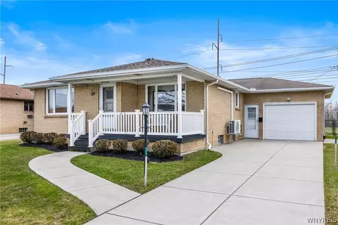 39 Cardy Ln, Depew, NY 14043