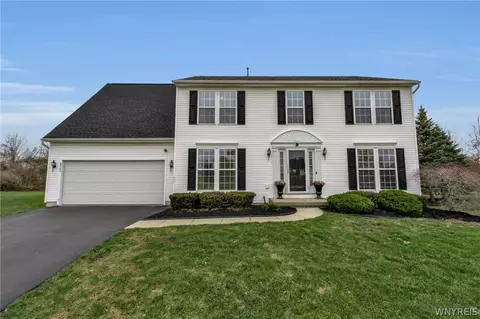 6360 Green Valley Ln, Lockport, NY 14094