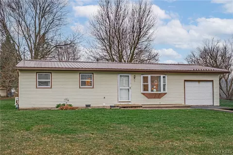 9 Manor Ln, Royalton, NY 14105