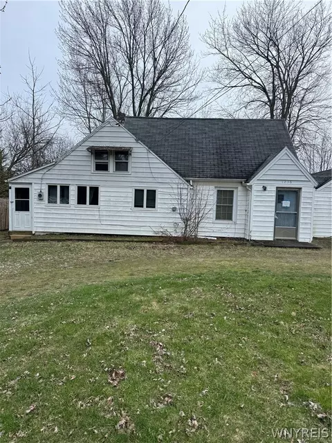 1236 Saunders Sett Rd, Lewiston, NY 14305