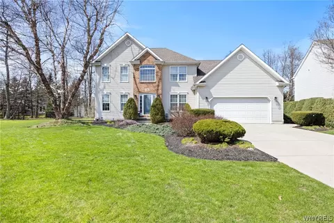 16 Buckingham Ct, Lancaster, NY 14086