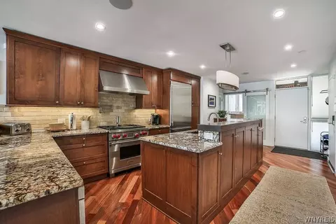 Kitchen - 252 Rivermist Dr, Buffalo, NY 14202 photo 4 of 5