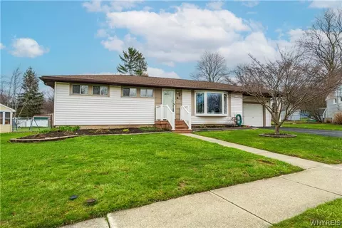 31 Jefferson Dr, Lockport, NY 14094