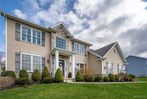 89 Arrowood Ln, Orchard Park, NY 14127