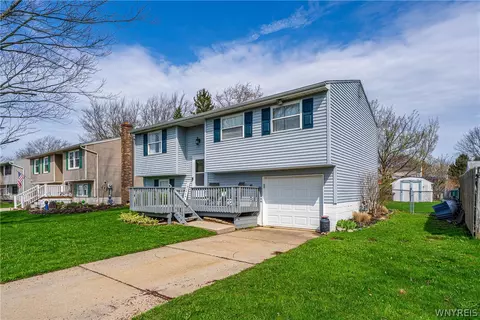 7062 Northview Dr, Lockport, NY 14094