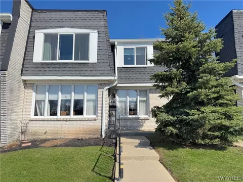 40 Harrogate Sq, Amherst, NY 14221