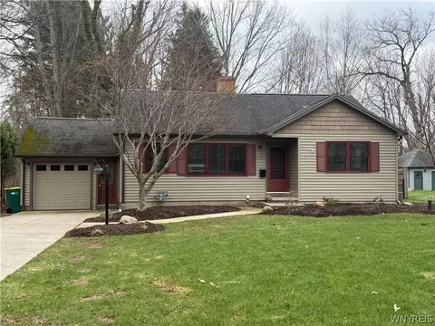 811 Lawrence Ave, Aurora, NY 14052