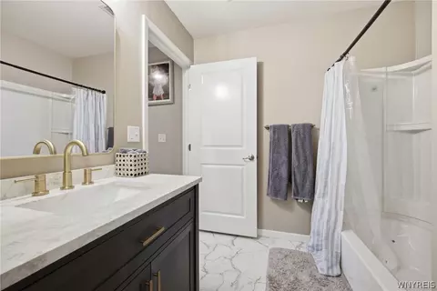 Bath - 3773 Captains Way, Wheatfield, NY 14120 photo 3 of 4