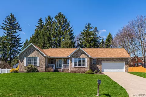 5532 Twilight Ln, Lockport, NY 14094