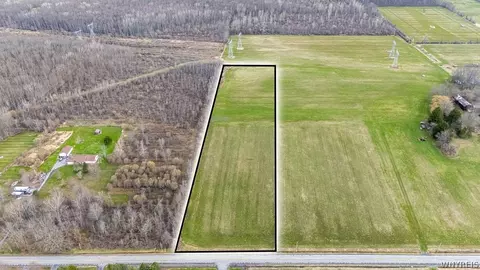 1000 Kinne Rd, Lockport Town, NY 14094
