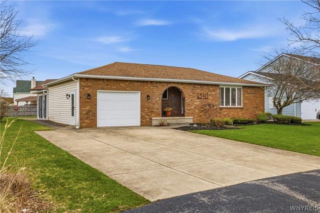 6941 Rebecca Dr, Wheatfield, NY 14304