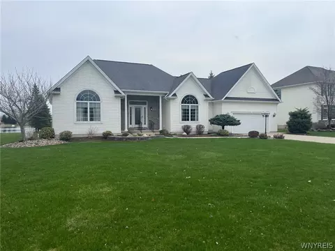 7305 Windsor Dr, Wheatfield, NY 14120
