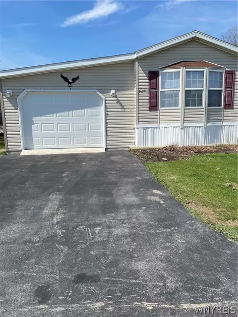 1377 Duchess Ln, Alden, NY 14004
