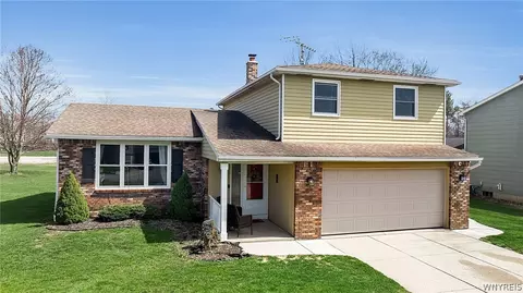 12 Rollingwood Dr, Lancaster, NY 14086