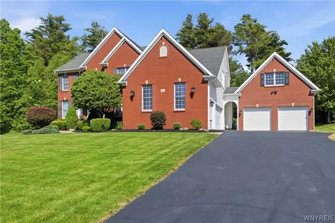 5 Kingfisher Ct, Orchard Park, NY 14127