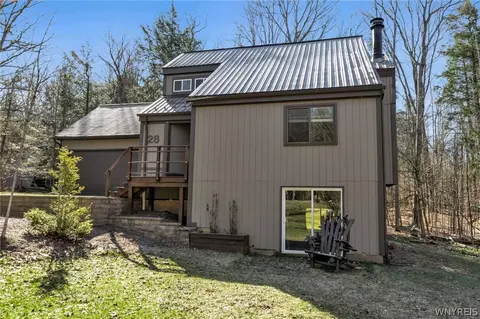 28 Woodstock Rd, Glenwood, NY 14069