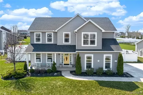 8 Weathersfield Ln, Lancaster, NY 14086