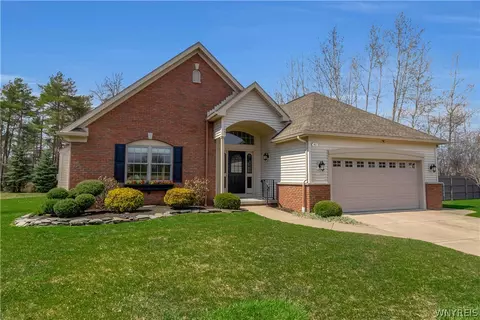 40 Collins Ct, Getzville, NY 14068