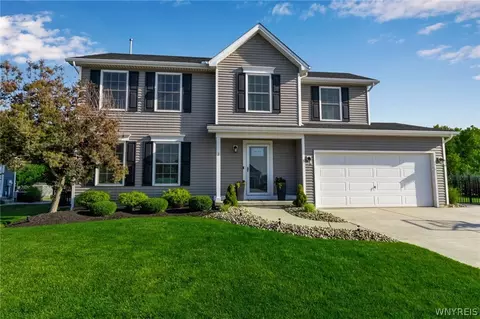 2 Magrum Ln, Lancaster, NY 14086