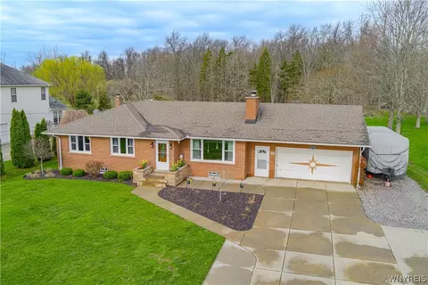 6998 Shawnee Rd, Wheatfield, NY 14120