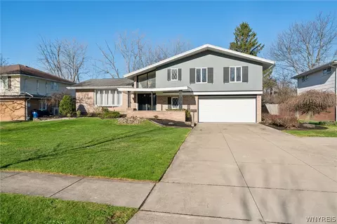 40 Tristan Ln, Amherst, NY 14221