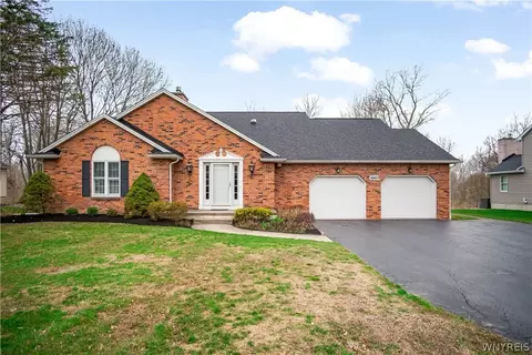 4660 Oakwood Ln, Clarence, NY 14031