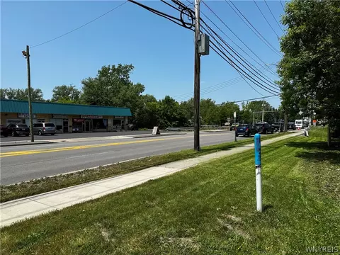 5867 Transit Rd E, Lancaster, NY 14043