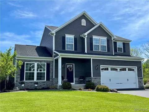 11 Airmont Dr, Orchard Park, NY 14127