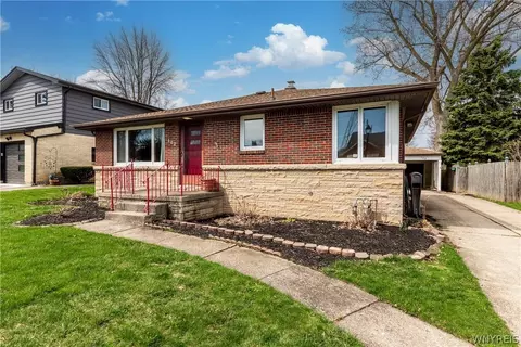 102 Cresthaven Dr, Cheektowaga, NY 14225